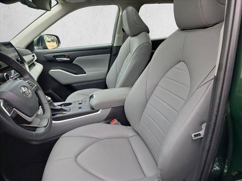 Used 2023 Toyota Highlander XLE FWD image 14