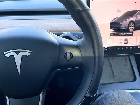 Used 2024 Tesla Model Y 2WD image 24