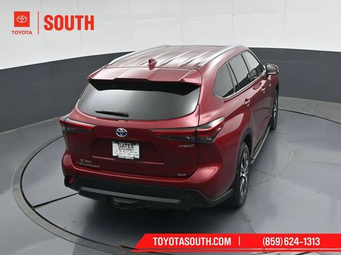 Used 2021 Toyota Highlander XLE AWD/4WD image 46