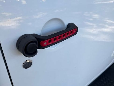 Used 2015 Jeep Wrangler Unlimited Rubicon w/ Connectivity Group image 19