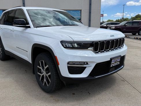 Used 2023 Jeep Grand Cherokee Limited w/ Trailer Tow Prep Group (B) AWD/4WD image 5