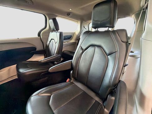 Used 2023 Chrysler Pacifica Touring-L FWD image 26