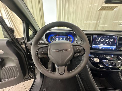 Used 2026 Chrysler Pacifica Limited w/ S Appearance Package FWD image 25