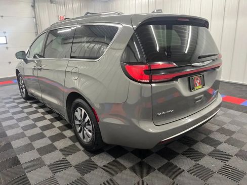 Used 2021 Chrysler Pacifica Touring-L FWD image 6