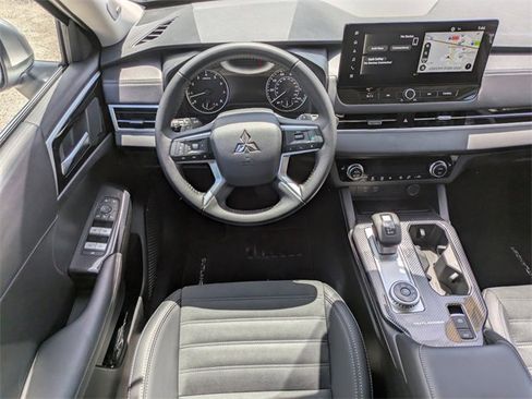 New 2025 Mitsubishi Outlander SE image 16