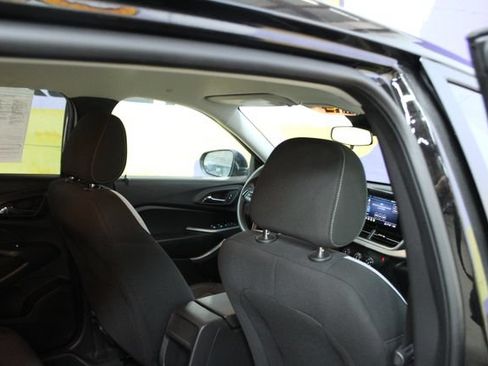 Used 2025 Chevrolet Trax LS w/ LS Convenience Package FWD image 10