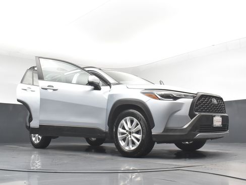 Used 2022 Toyota Corolla Cross LE image 29