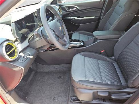 Used 2026 Chevrolet Trax LT w/ LPO, Blackout Package FWD image 17