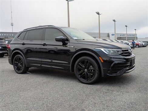 Used 2022 Volkswagen Tiguan SE R-Line image 2
