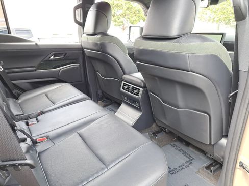 Used 2025 Lexus GX 550 AWD/4WD image 11