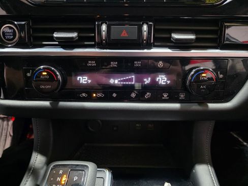 Used 2023 Nissan Pathfinder SL AWD/4WD image 23