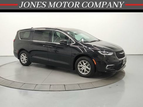 Used 2024 Chrysler Pacifica Touring-L FWD image 1