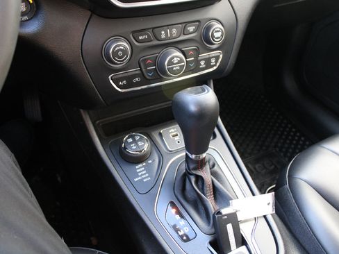 Used 2022 Jeep Cherokee Trailhawk image 28