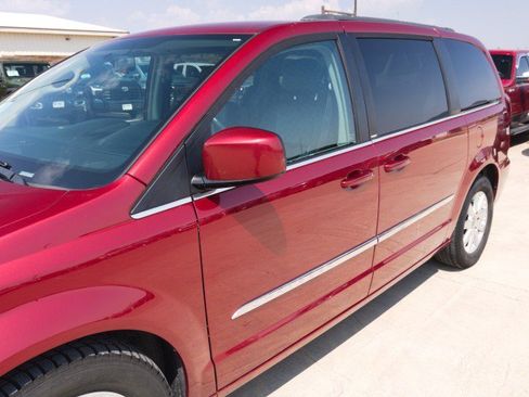 Used 2013 Chrysler Town & Country Touring FWD image 7