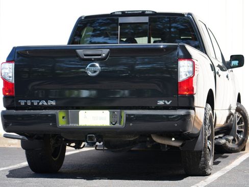 Used 2021 Nissan Titan SV w/ SV Convenience Package RWD image 4