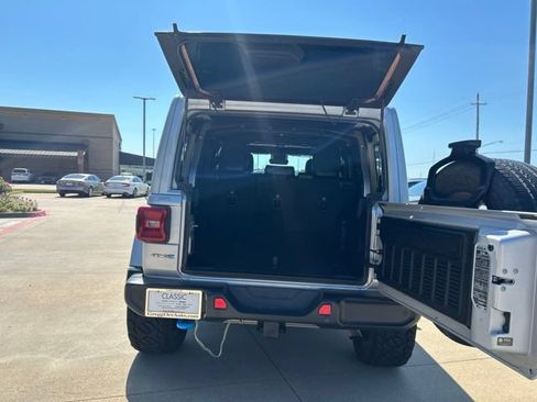 Used 2022 Jeep Wrangler Unlimited Sahara w/ Cold Weather Group AWD/4WD image 9