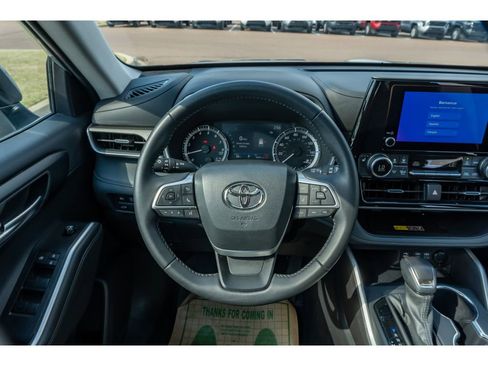 Used 2025 Toyota Highlander XLE AWD/4WD image 22