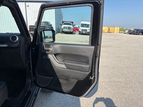 Used 2016 Jeep Wrangler Unlimited Rubicon AWD/4WD image 41