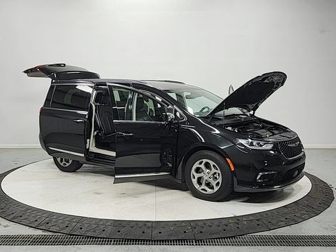 Used 2023 Chrysler Pacifica Limited FWD image 9