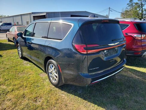 Used 2025 Chrysler Pacifica Select image 5