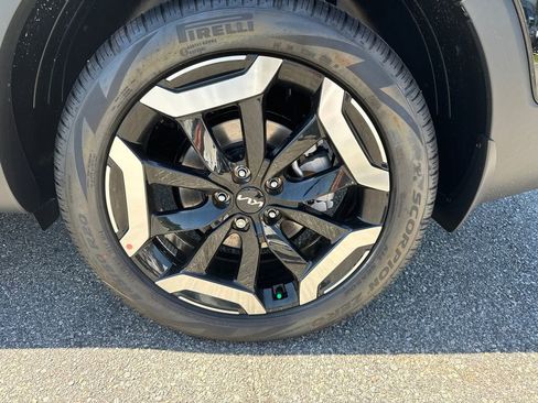 Used 2025 Kia Telluride EX w/ EX Captain's Chair Package FWD image 19