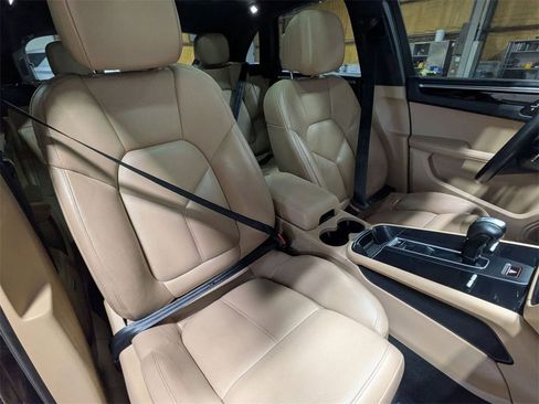Used 2022 Porsche Macan w/ Premium Package Plus image 28