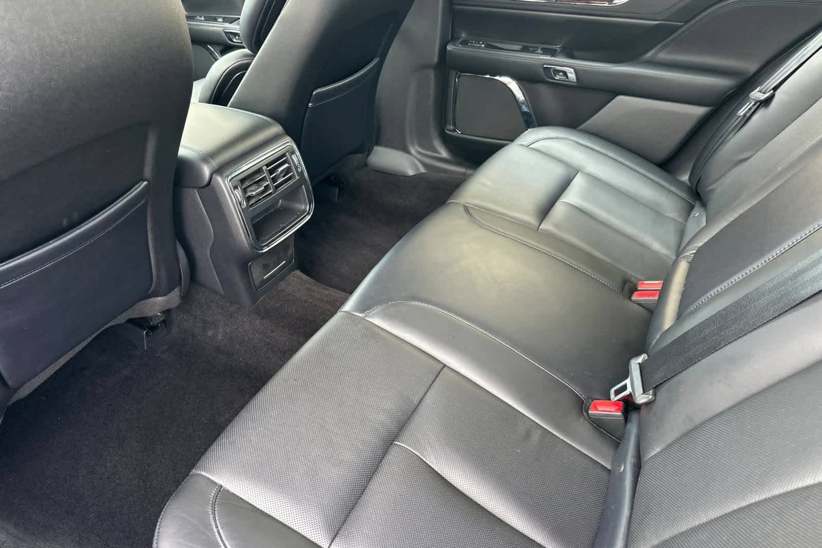 Used 2017 Lincoln Continental Select FWD image 4
