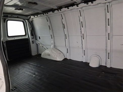 Used 2017 Chevrolet Express 3500 Extended image 16