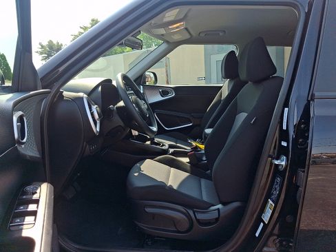 Used 2025 Kia Soul LX w/ LX Technology Package FWD image 13