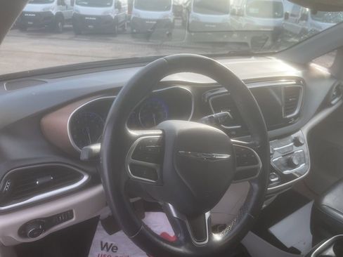 Used 2017 Chrysler Pacifica Touring-L image 10