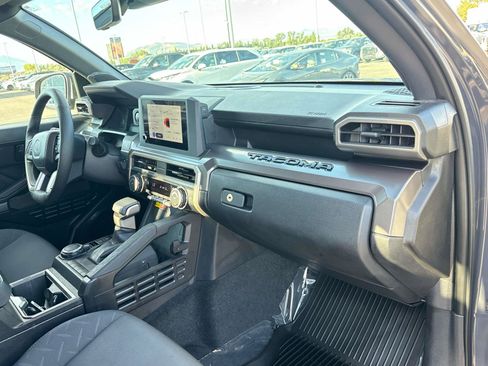 Used 2025 Toyota Tacoma SR5 AWD/4WD image 18