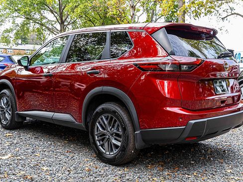 Used 2024 Nissan Rogue S image 4