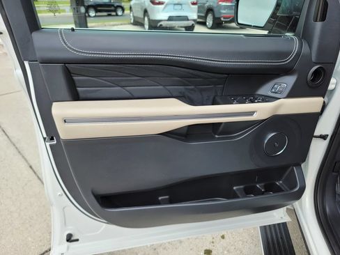 Used 2024 Ford Expedition Platinum RWD image 9