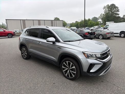 Used 2024 Volkswagen Taos SE w/ Panoramic Sunroof Package FWD image 9