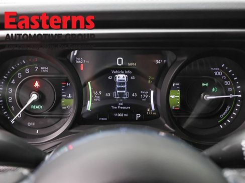 Used 2025 Jeep Wrangler Unlimited Sahara w/ Safety Group AWD/4WD image 24