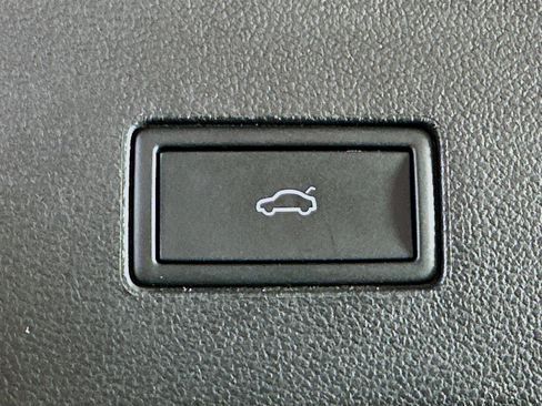 Used 2025 Volkswagen Atlas SE image 30