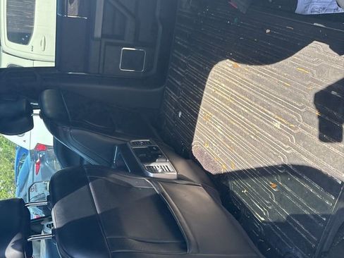 Used 2017 Ford F150 Platinum w/ Equipment Group 701A Luxury AWD/4WD image 6