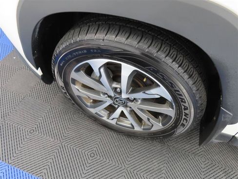 Used 2022 Toyota Corolla Cross XLE FWD image 6