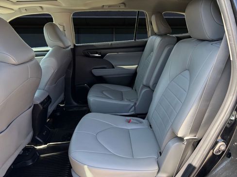 Used 2023 Toyota Highlander XLE image 18