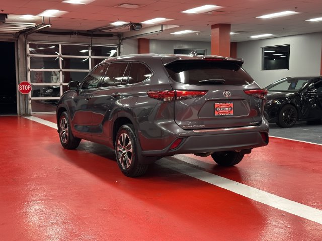 Used 2022 Toyota Highlander XLE AWD/4WD image 5