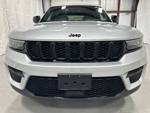 Used 2025 Jeep Grand Cherokee Altitude AWD/4WD image 2