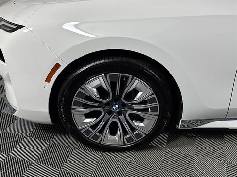 Used 2024 BMW i7 xDrive60 image 33