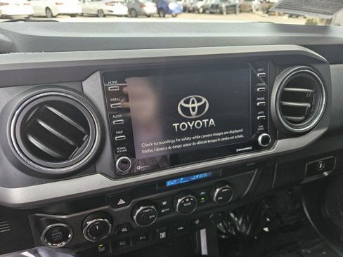 Used 2022 Toyota Tacoma TRD Off-Road image 17
