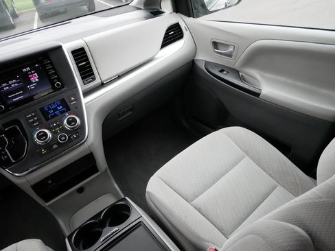 Used 2019 Toyota Sienna LE FWD image 11