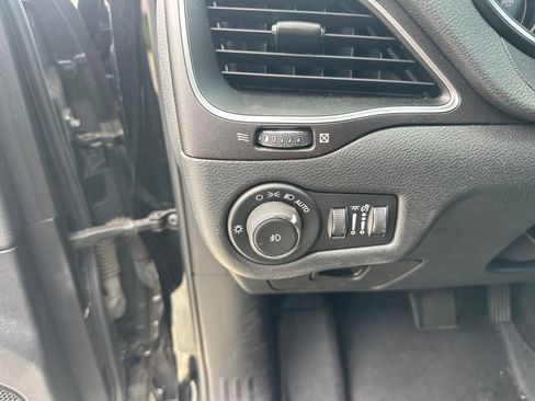 Used 2019 Jeep Cherokee Trailhawk w/ Cold Weather Group AWD/4WD image 31