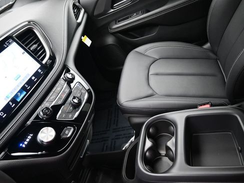 New 2026 Chrysler Pacifica Select image 16