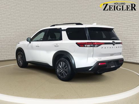 Used 2025 Nissan Pathfinder SV image 7