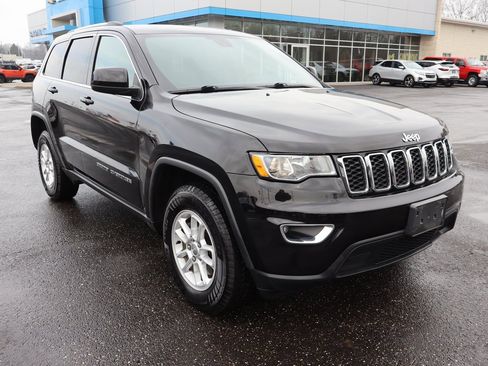 Used 2019 Jeep Grand Cherokee Laredo image 2