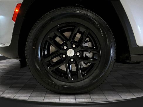 Used 2022 Jeep Grand Cherokee L Laredo w/ Luxury Tech Group I AWD/4WD image 33