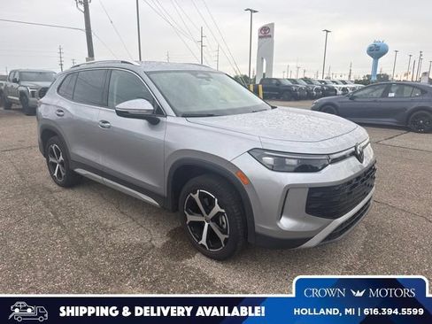 Used 2025 Volkswagen Tiguan SE AWD/4WD image 1